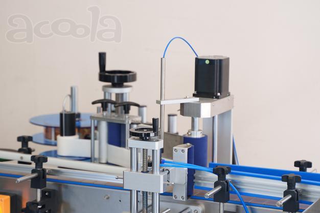 Машина этикетировочная ЭМ05.06 с сервоприводом пневмообкатчика